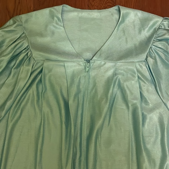 Graduation gown - Picture 2 of 6